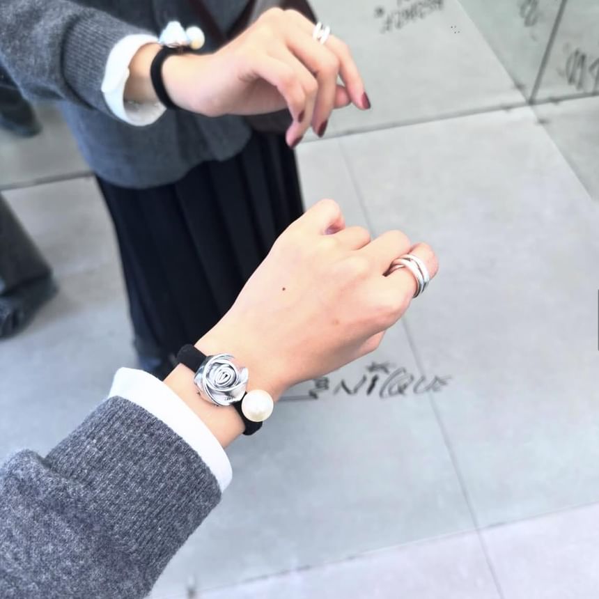 Faux Flower Hair Pearl Tie