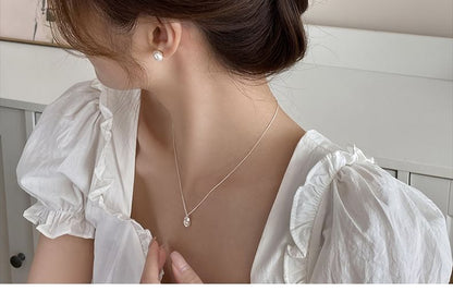 Pearl Acrylic Hair Faux Claw Flower