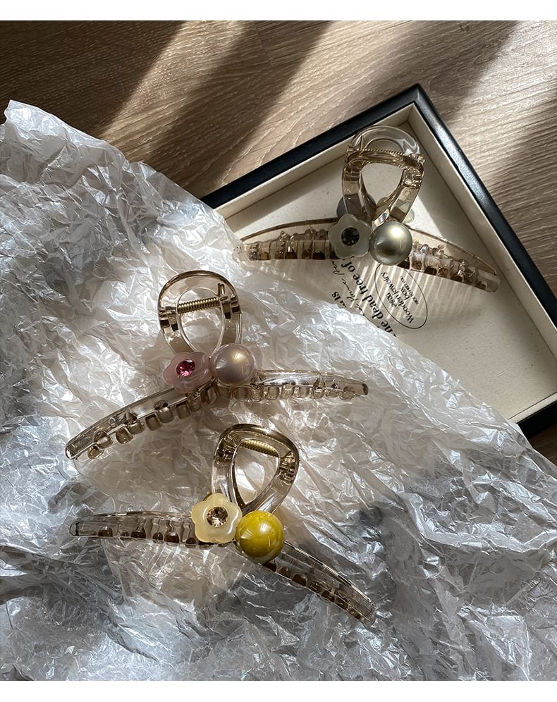 Pearl Acrylic Hair Faux Claw Flower