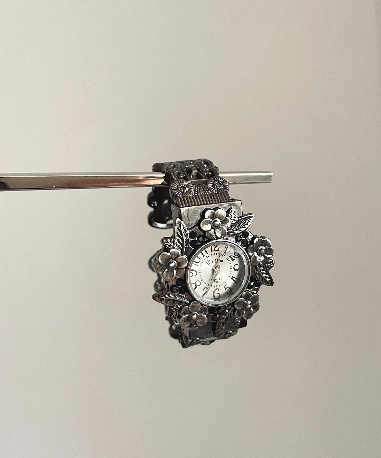 Retro Out Metal Floral Watches Black Hollow