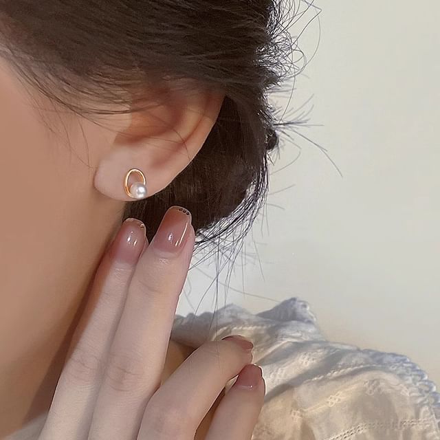 Faux Ear Pearl Stud
