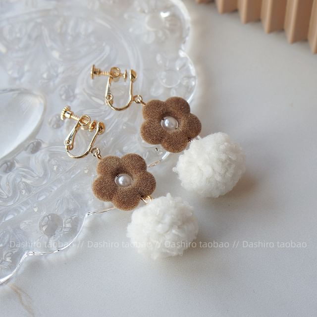 Drop / On Pom Heart Clip Earring