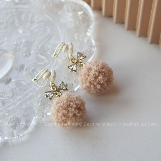 Drop / On Pom Heart Clip Earring