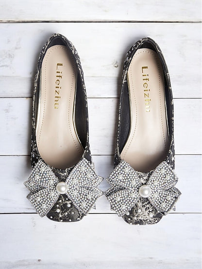 Pumps Detail – Bow with Pearl-Embellished and Black Gold